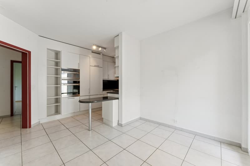 Vom Esszimmer aus schweift der Blick zur offenen Küche