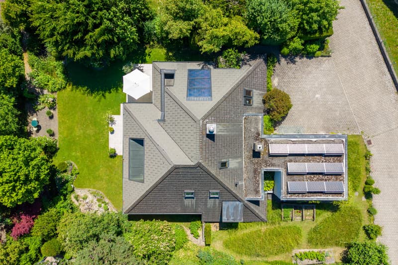 Solarenergie für Strom (Garagedach) und Warmwasser (Dachschild)
