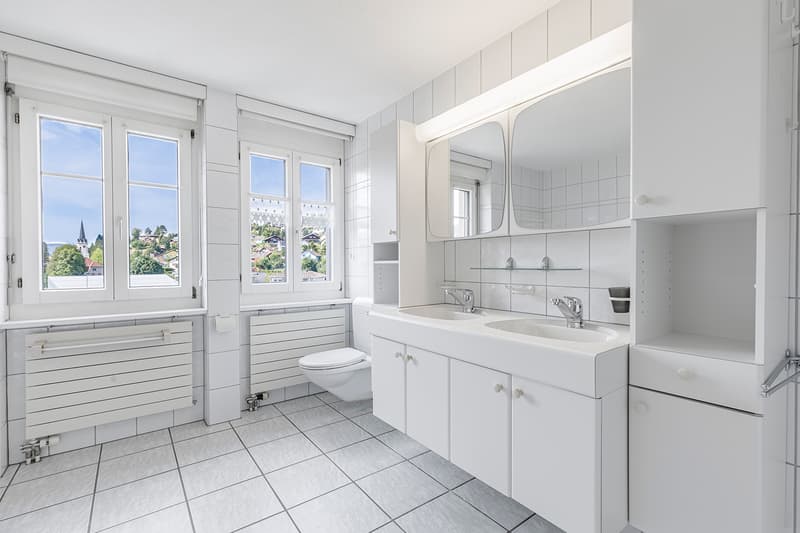 Badezimmer mit Waschturm und Dusche