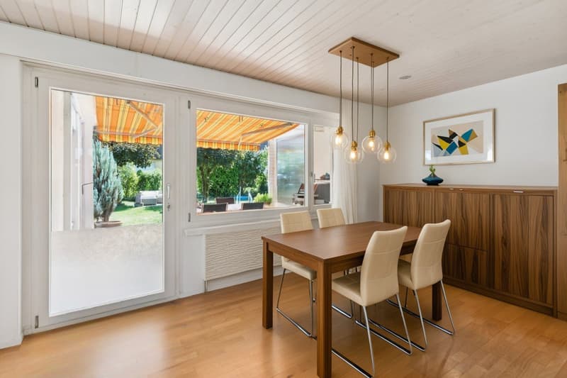 Der grosszügige Essbereich bietet ausreichend Platz für einen grossen Esstisch und direkten Zugang zum Garten - Staging