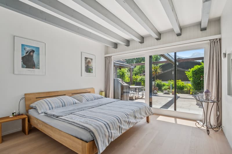 Das Zimmer im EG mit Sitzplatzzugang, Ensuite-Bad und Ankleide