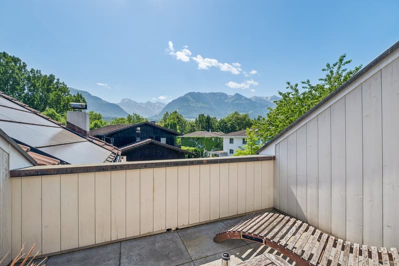 Das ist wahrlich ein Ausblick zum Verlieben - der Balkon im Obergeschoss lässt Herzen höherschlagen