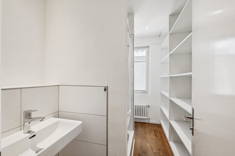 Badezimmer mit Dusche, WC und Stauraum