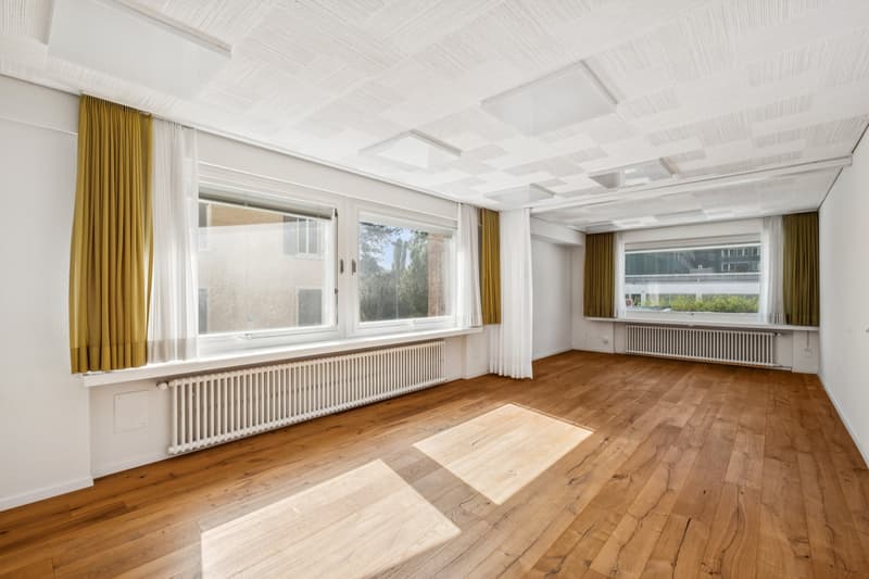 Grosser Praxisraum mit Vorhang unterteilbar