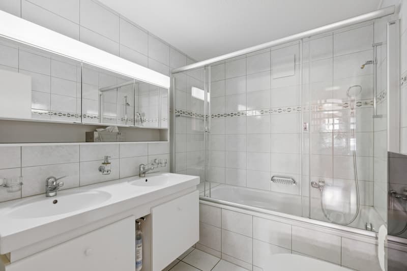 Die insgesamt drei Badezimmer - Gäste-Toilette und je eine Nasszelle mit Dusche und Badewanne - sind auf beide Etagen verteilt