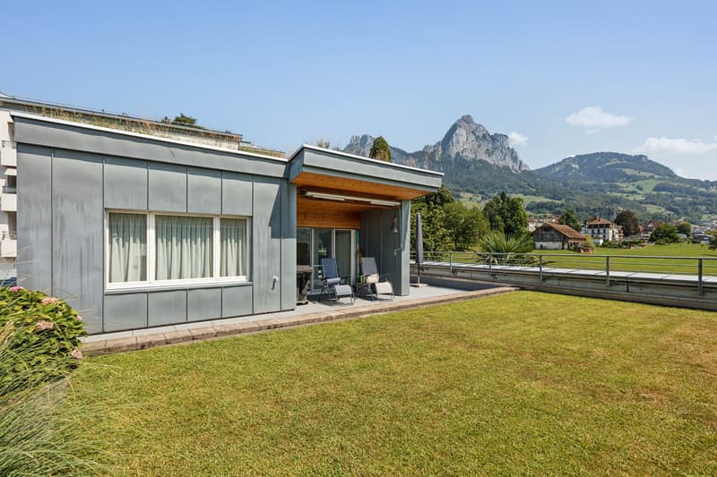 Ein wahres Highlight dieser Wohnung ist die rund 85m² grosse, private Dachterrasse mit direktem Blick auf die beiden imposanten Mythen