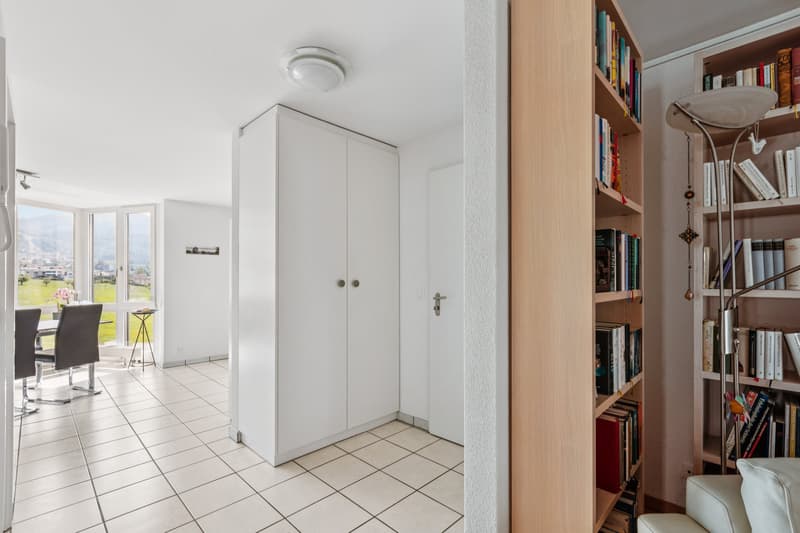Der Eingangsbereich ist offen gehalten und bietet mit der Garderobe praktischen Stauraum