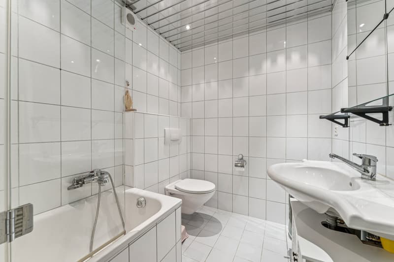 Helles Badezimmer mit klassischem Komfort