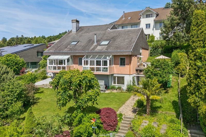 Aussenansicht des Doppeleinfamilienhauses mit grosszügigem Garten