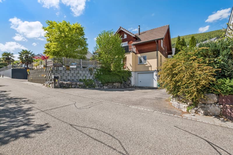 Auf dem Vorplatz haben mehrere Fahrzeuge Platz. Die Garage verfügt über direkten Hauszugang.