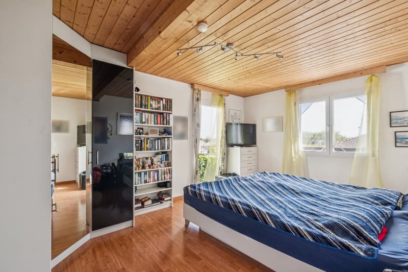Helles Schlafzimmer mit angenehmen Raumproportionen