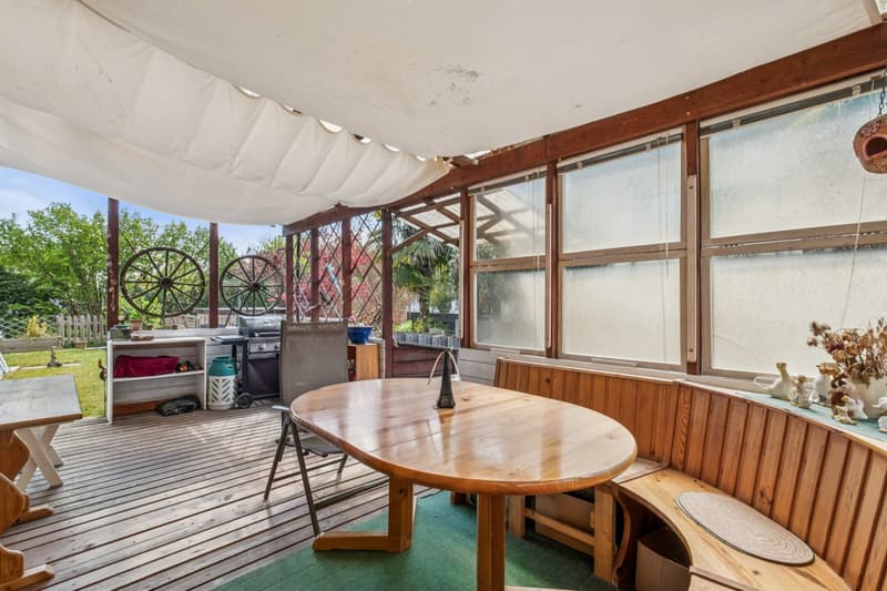 Gedeckter Sitzplatz mit direktem Bezug zum Garten