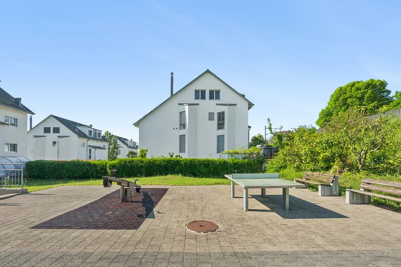 Familienfreundliches Umfeld mit Kinderspielplatz
