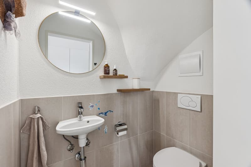 Kompaktes Gäste-WC mit modernen Armaturen und natürlicher Farbgestaltung