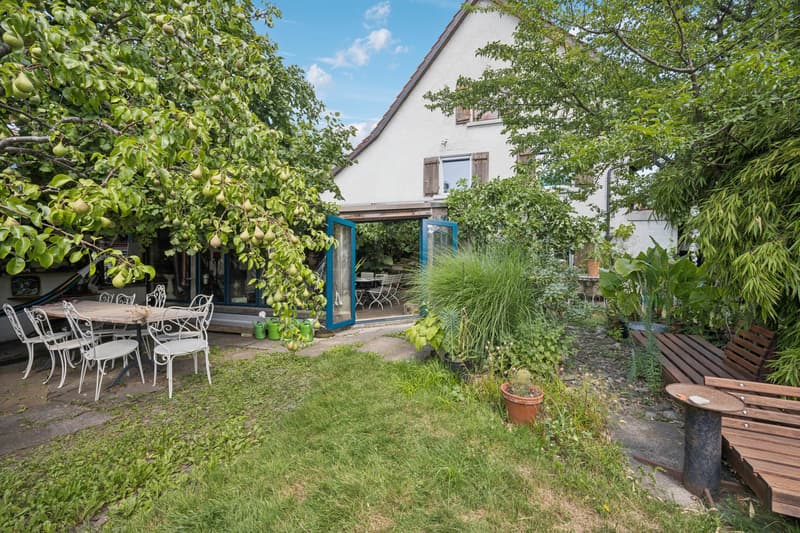 Grüne Wohlfühloase mit einladendem Wintergarten