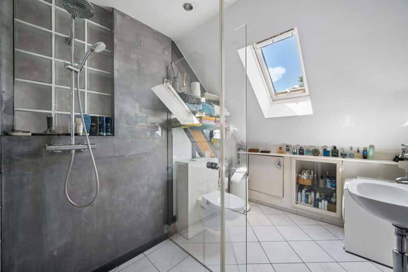 Modernes Dachgeschossbad mit grosszügiger Dusche