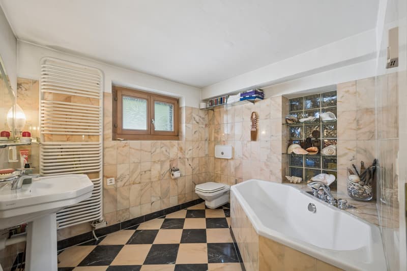 Helles Badezimmer mit klassischer Eleganz