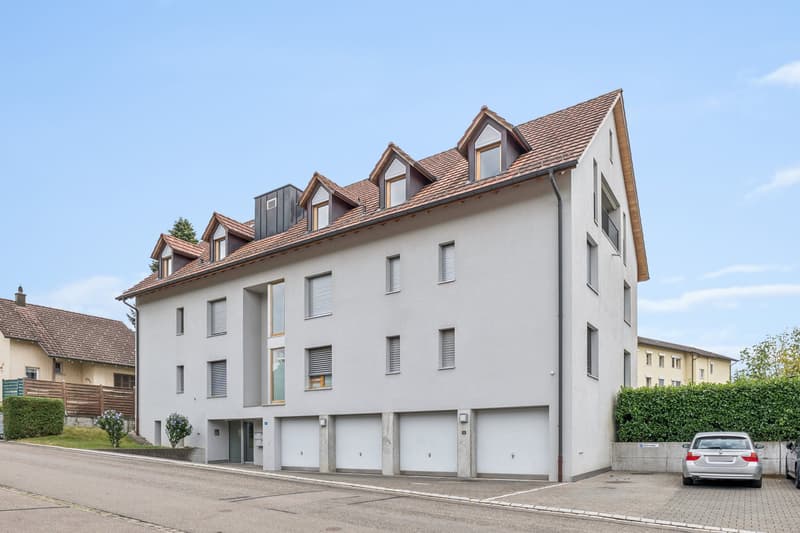 Aussenansicht der Liegenschaft mit Eingangsbereich