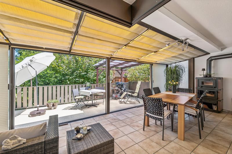 Grosszügiger Wintergarten mit Cheminée und direktem Zugang zum Balkon - ein ganzjährig nutzbarer Wohlfühlbereich mit besonderem Charme