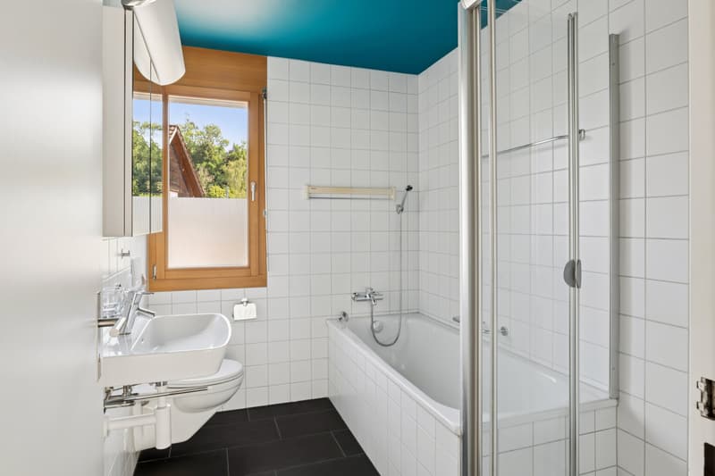 Gepflegtes Bad mit Dusche und Fenster