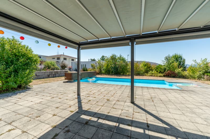 Pool mit gedecktem Sitzplatz