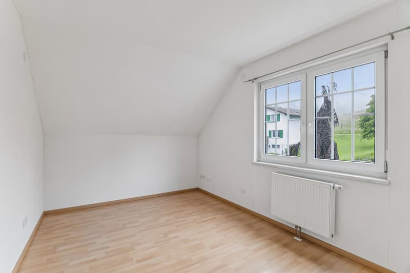Eines von drei Zimmer im Obergeschoss