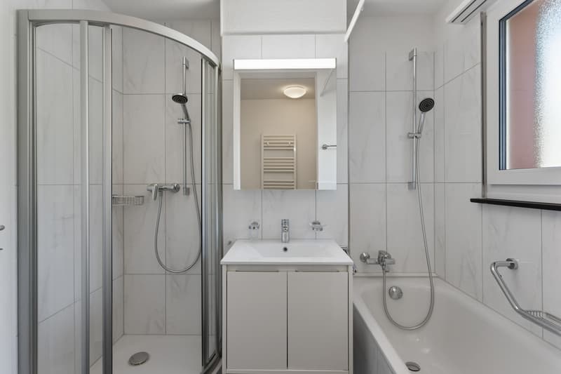 Badezimmer mit Dusche, Badewanne und WC
