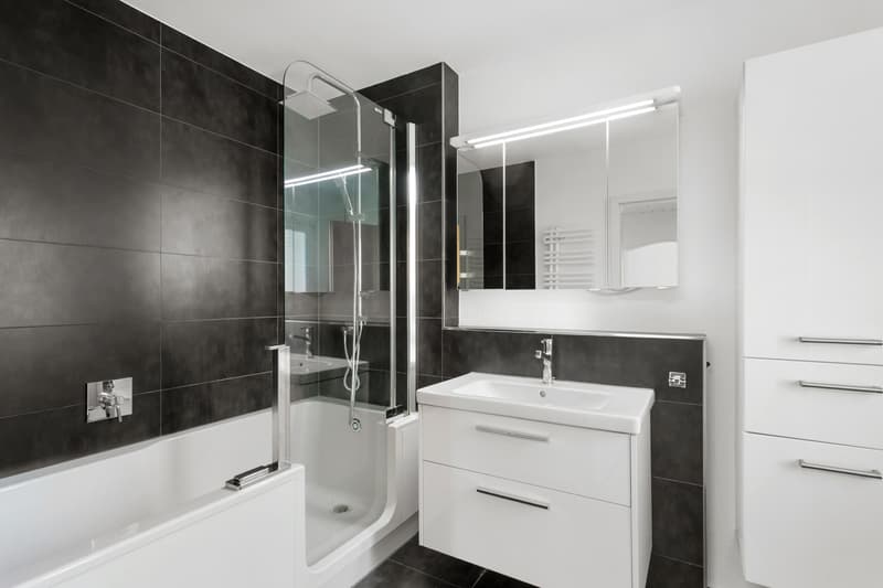 Badezimmer mit Duschbadewanne