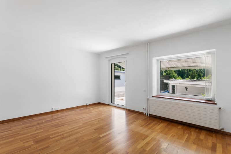 Wohnzimmer mit Zugang zur Terrasse