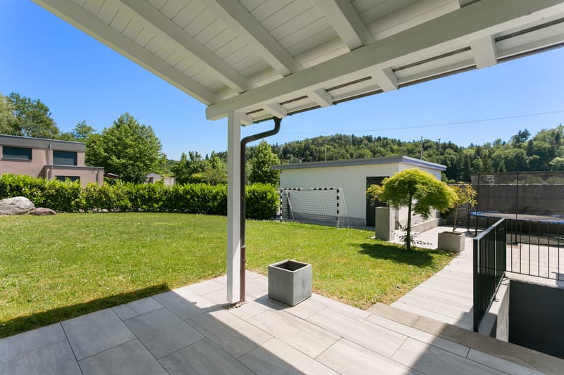 Gedeckte Terrasse mit Sicht zum Garagengebäude