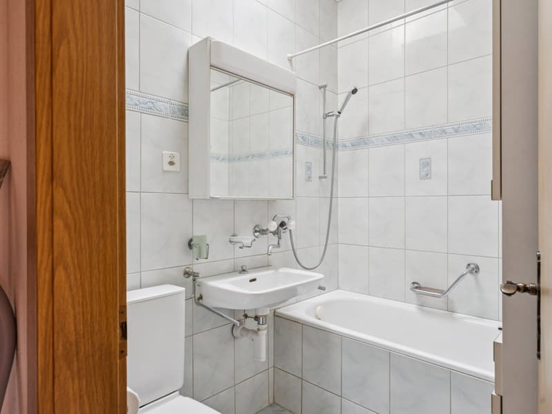 Das Badezimmer präsentiert sich funktional und gepflegt und bietet Potenzial für eine zeitgemässe Auffrischung
