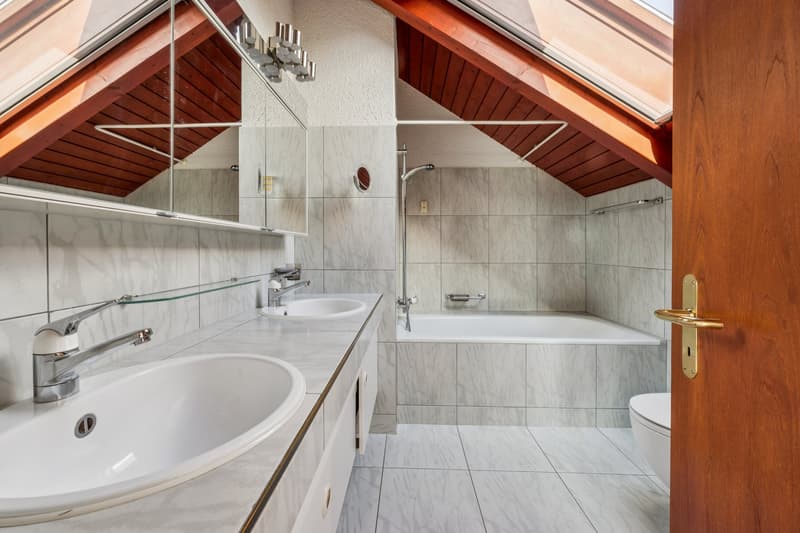 Bad Ensuite mit Tageslicht, Doppelwaschtisch und grosszügiger Badewanne