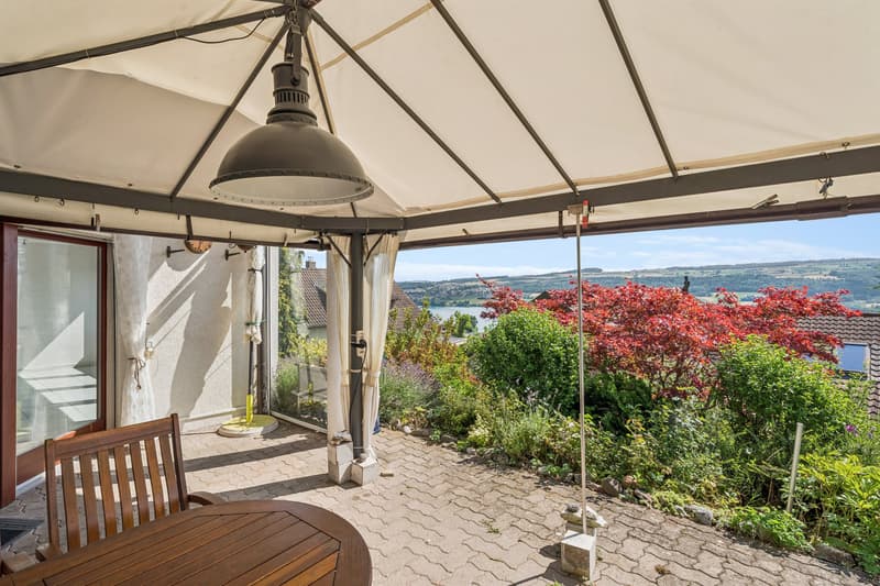 Geschützte Terrasse mit Seepanorama, Gartenbezug und hoher Privatsphäre
