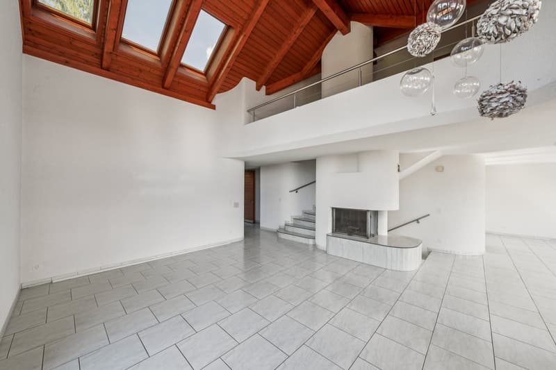 Repräsentativer Wohnraum mit Galerie, Cheminée und beeindruckender Raumhöhe