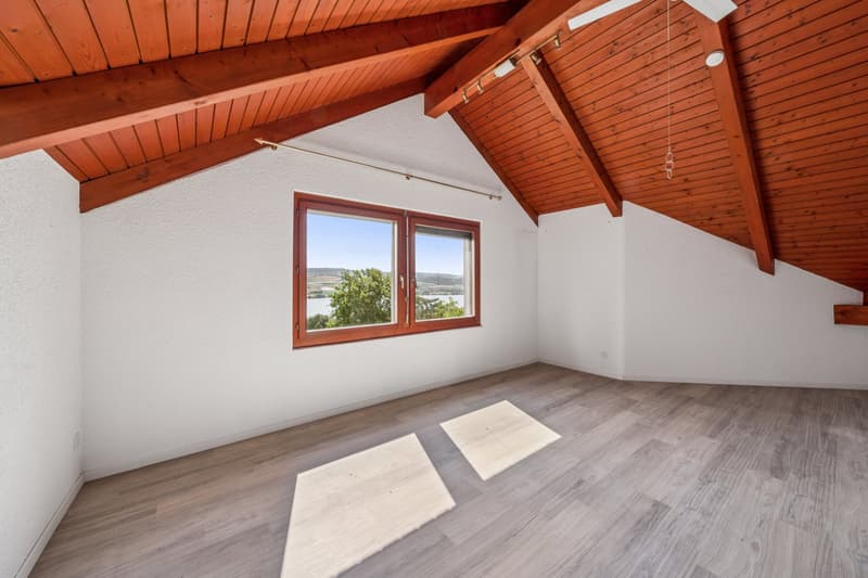 das eben schon erwähnte Schlafzimmer unter der markanten Holzdachkonstruktion