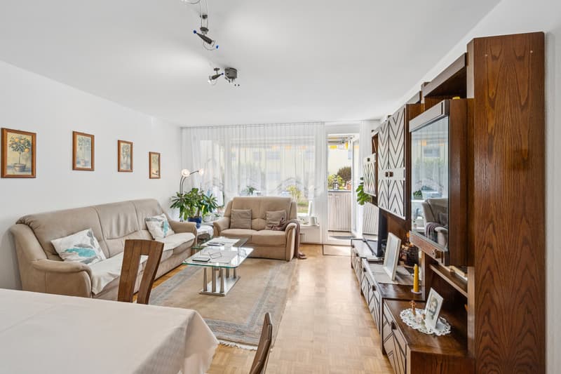 Der helle Wohn- und Essbereich bildet das Herzstück der Wohnung und bietet direkten Zugang zum attraktiven Aussenbereich.