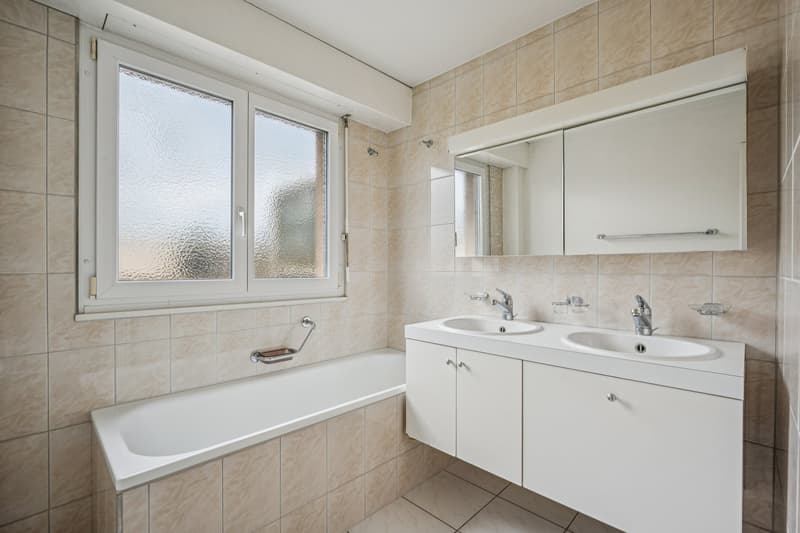 Badezimmer mit Badewanne und Tageslichtfenster