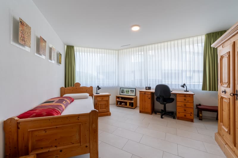 Grosszügiges, lichtdurchflutetes Schlafzimmer