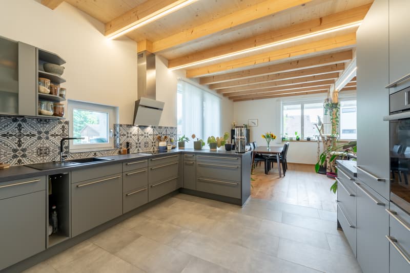 3.5-Zimmerwohnung, Duplex Ost / Moderne Küche mit Essbereich