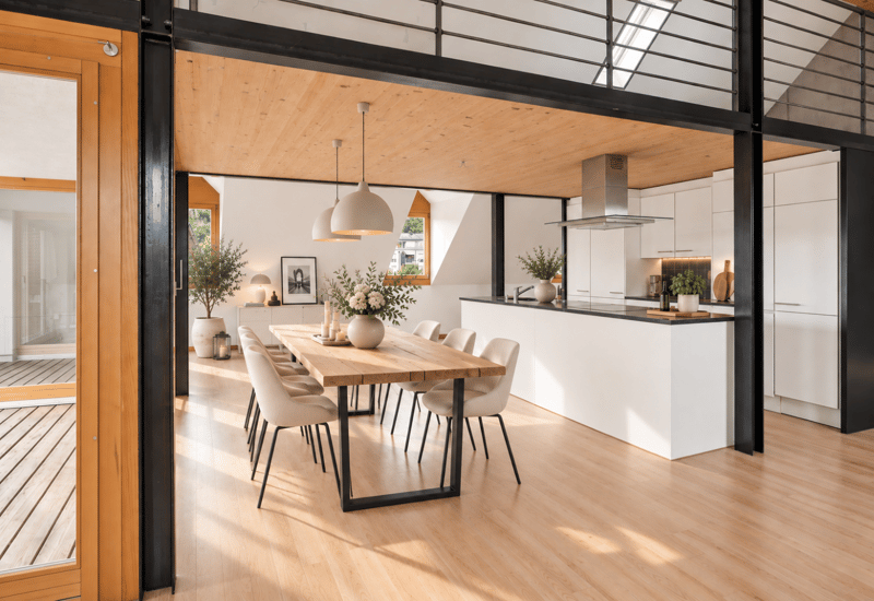 Attraktiv gestalteter Essbereich zwischen Küche und Loggia