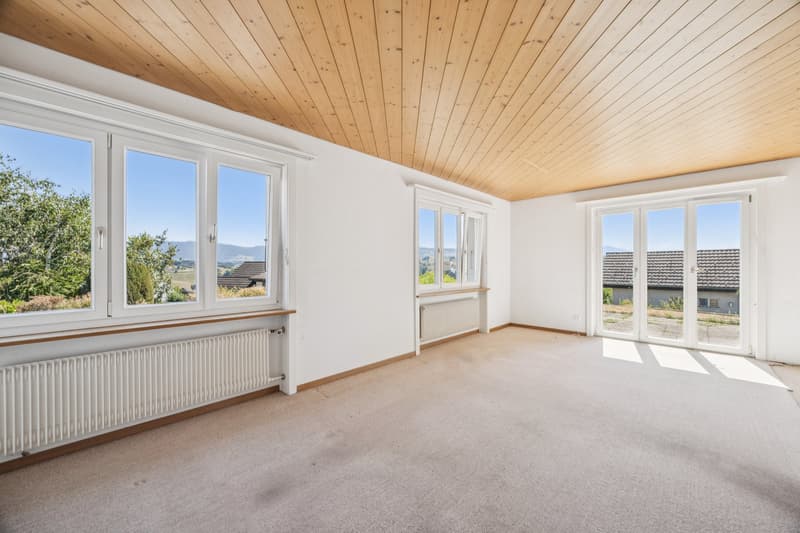 Freundlicher Wohnbereich mit Zugang zum Sitzplatz