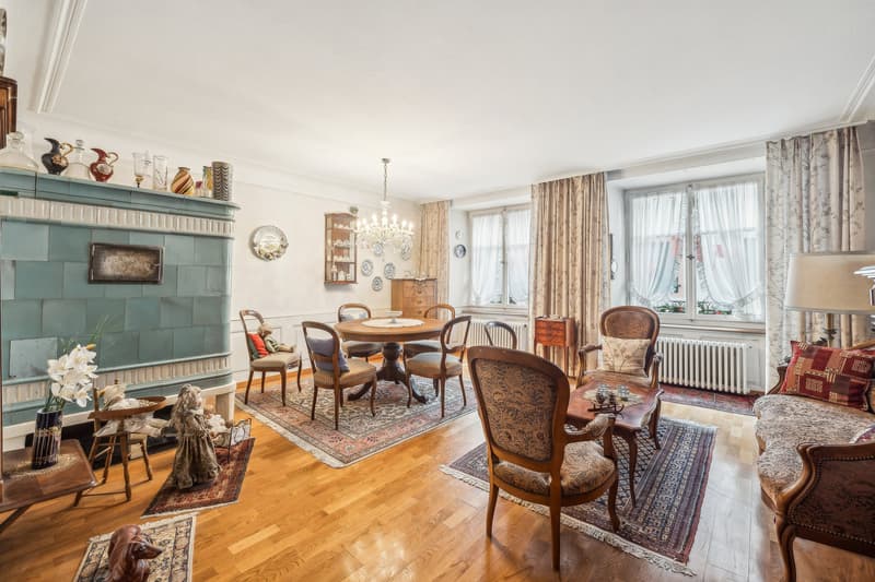Zimmer mit Kachelofen im Wohnhaus