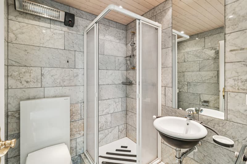 Badezimmer mit Dusche im untersten Geschoss