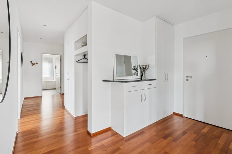 Entrée mit Einbaumöbel und Garderobe