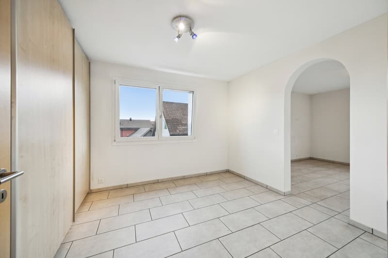 Zimmer mit Einbauschrank & Rundbogen-Durchgang zum grosszügigen Nebenzimmer