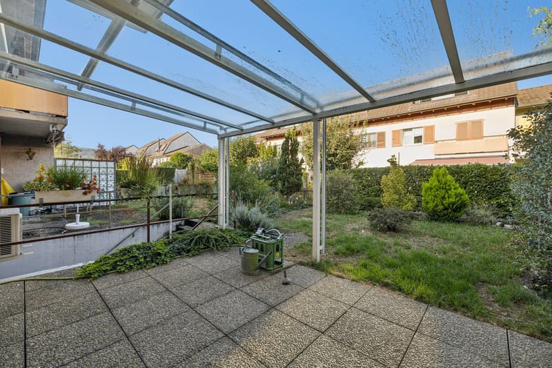 Auf dem herrlichen Sitzplatz geniessen Sie das Leben im Grünen direkt vor Ihrer Haustür.