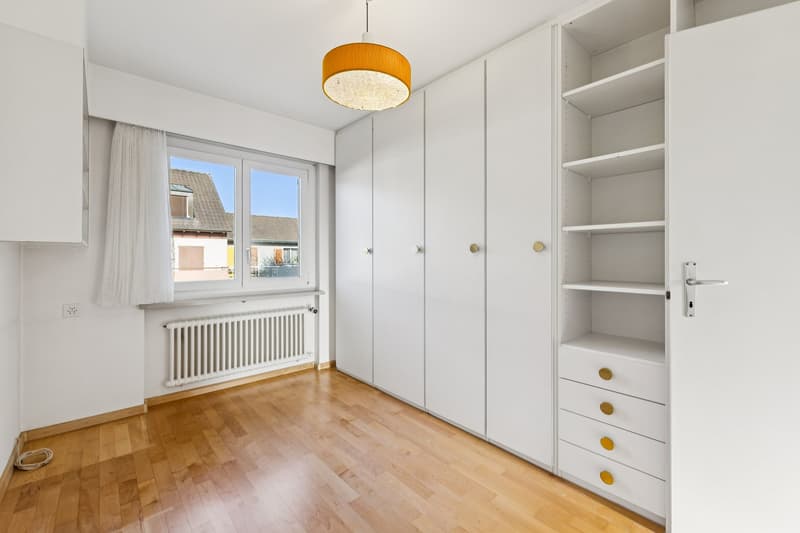 Dieses gemütliche Schlafzimmer besticht mit funktionalen Details für den Alltag.