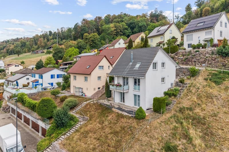 Liegenschaft in sonniger Hanglage mit Privattreppe zur Garage