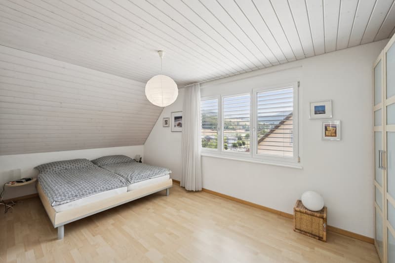 Grosszügig, hell und mit charmanter Dachschräge präsentiert sich dieses Zimmer besonders einladend