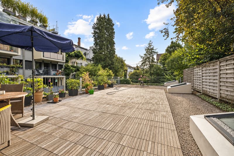 Als exklusives Highlight erweitert die Dachterrasse den Wohnraum ins Freie.